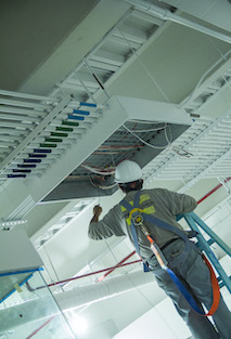 Persona haciendo Instalaciones Eléctricas IESSA
